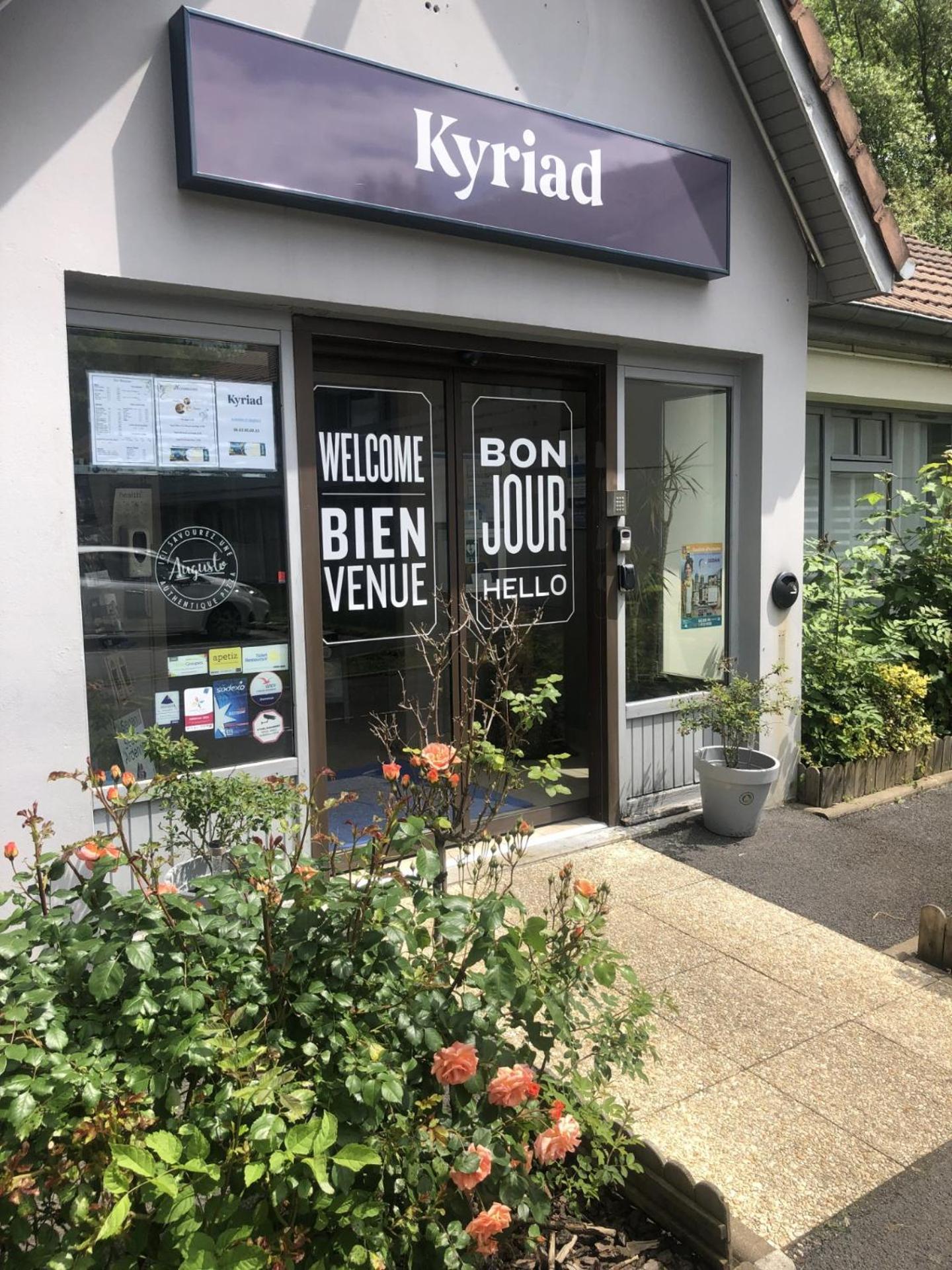 Kyriad Sedan Zewnętrze zdjęcie