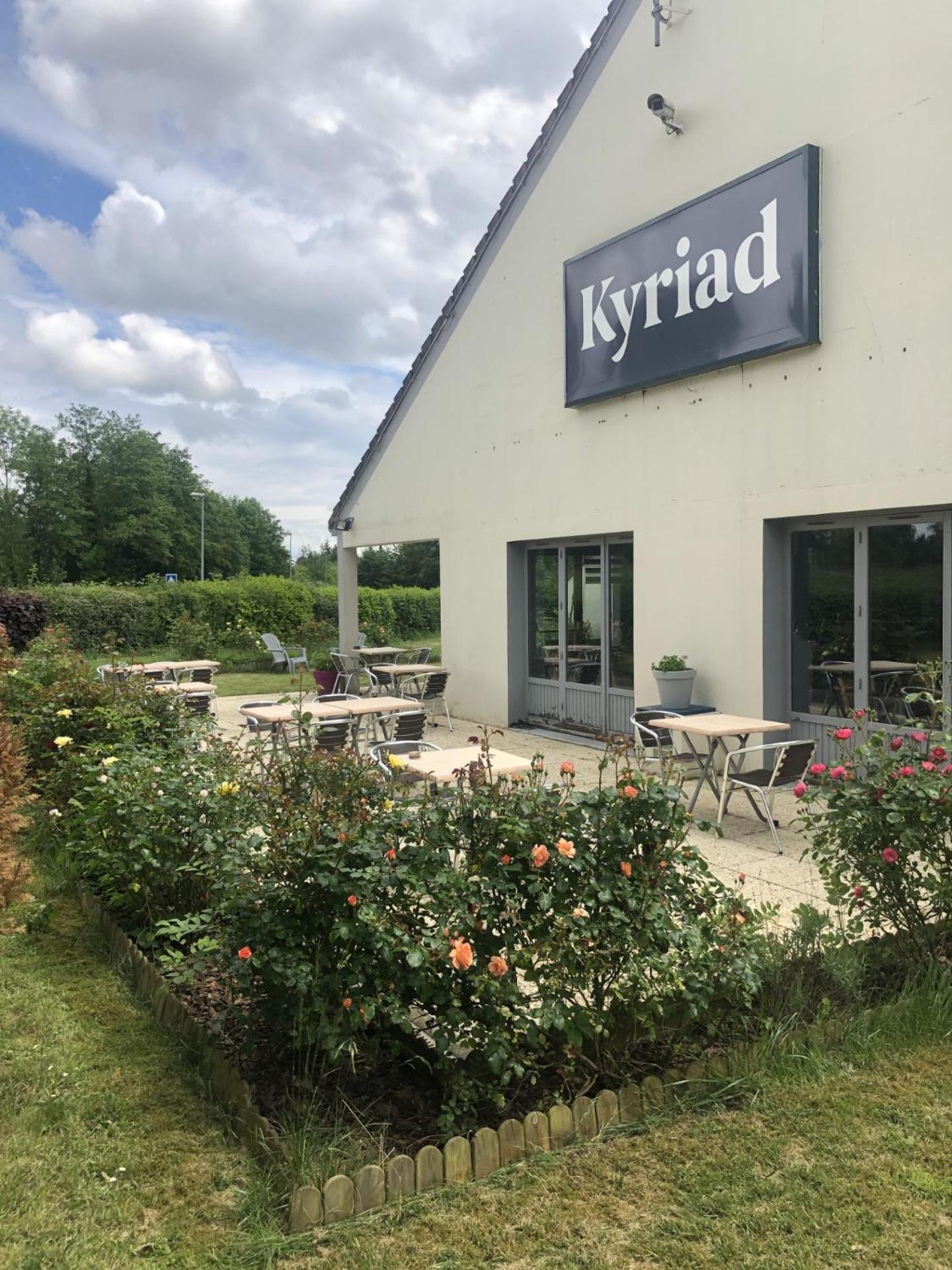 Kyriad Sedan Zewnętrze zdjęcie